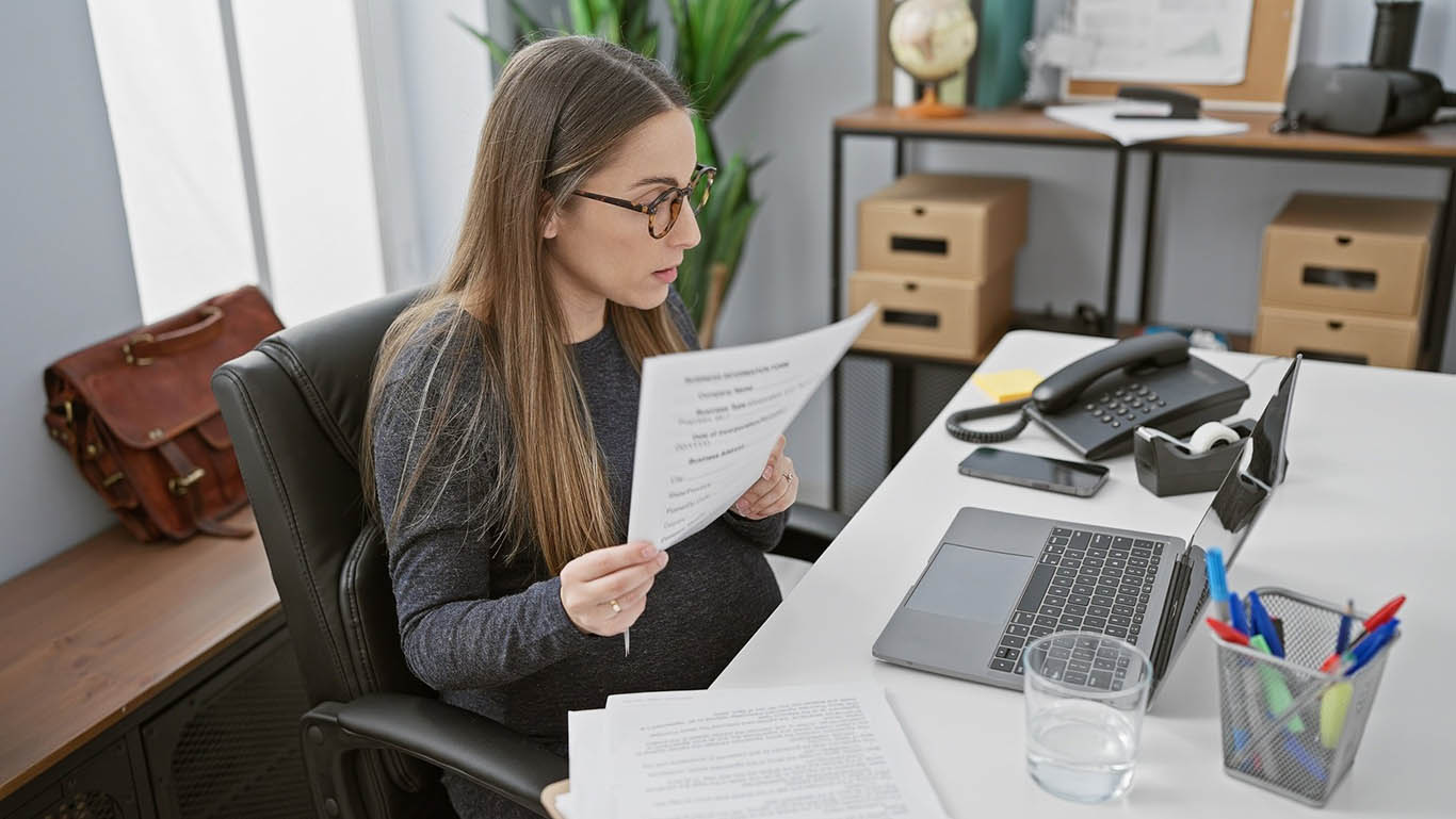 Mujer realizando trabajo en casa.