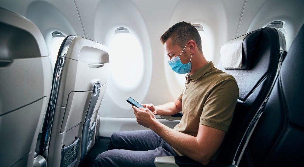 Hombre de asiento de vuelo.