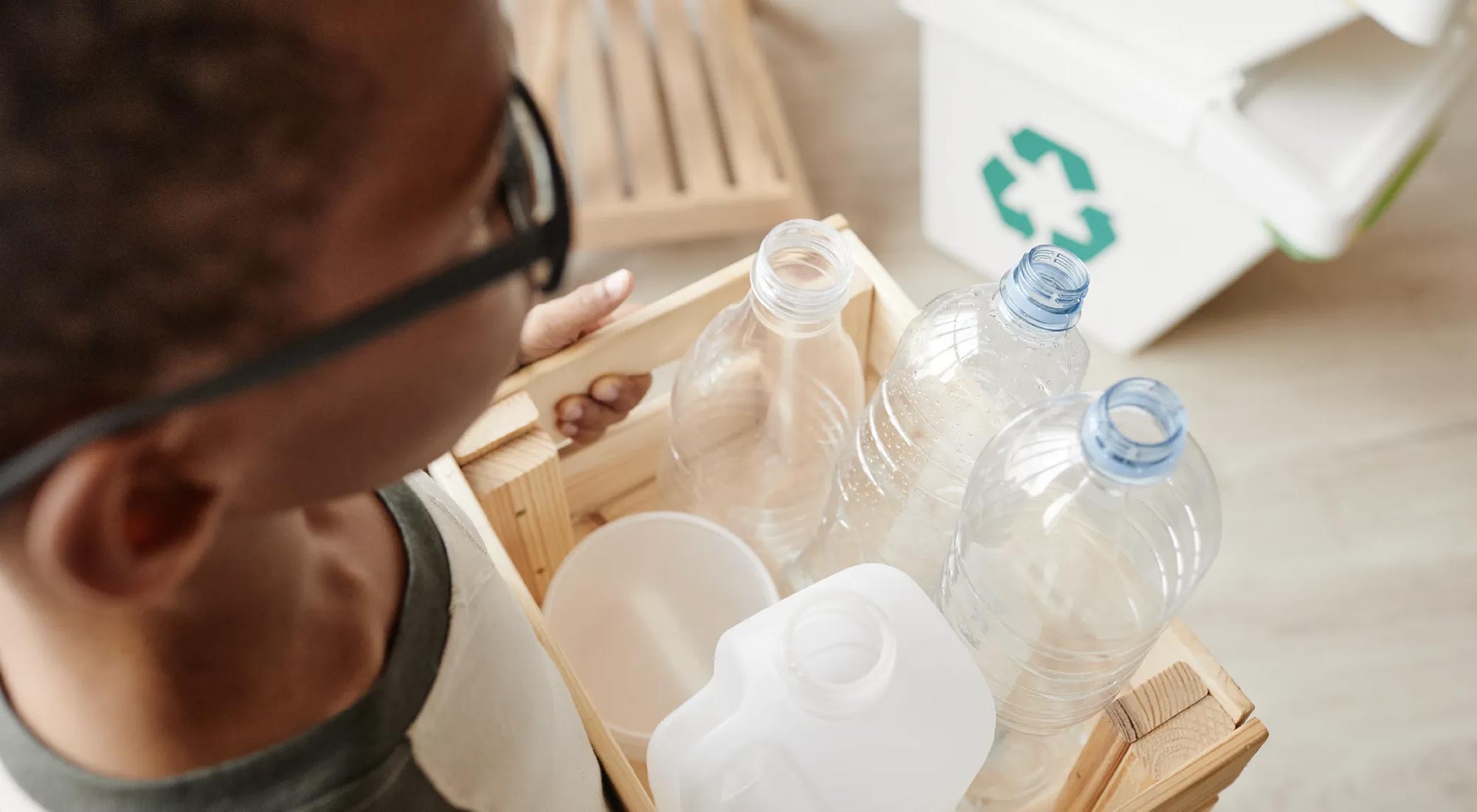Niño con botellas de Plástico vacías, reciclaje