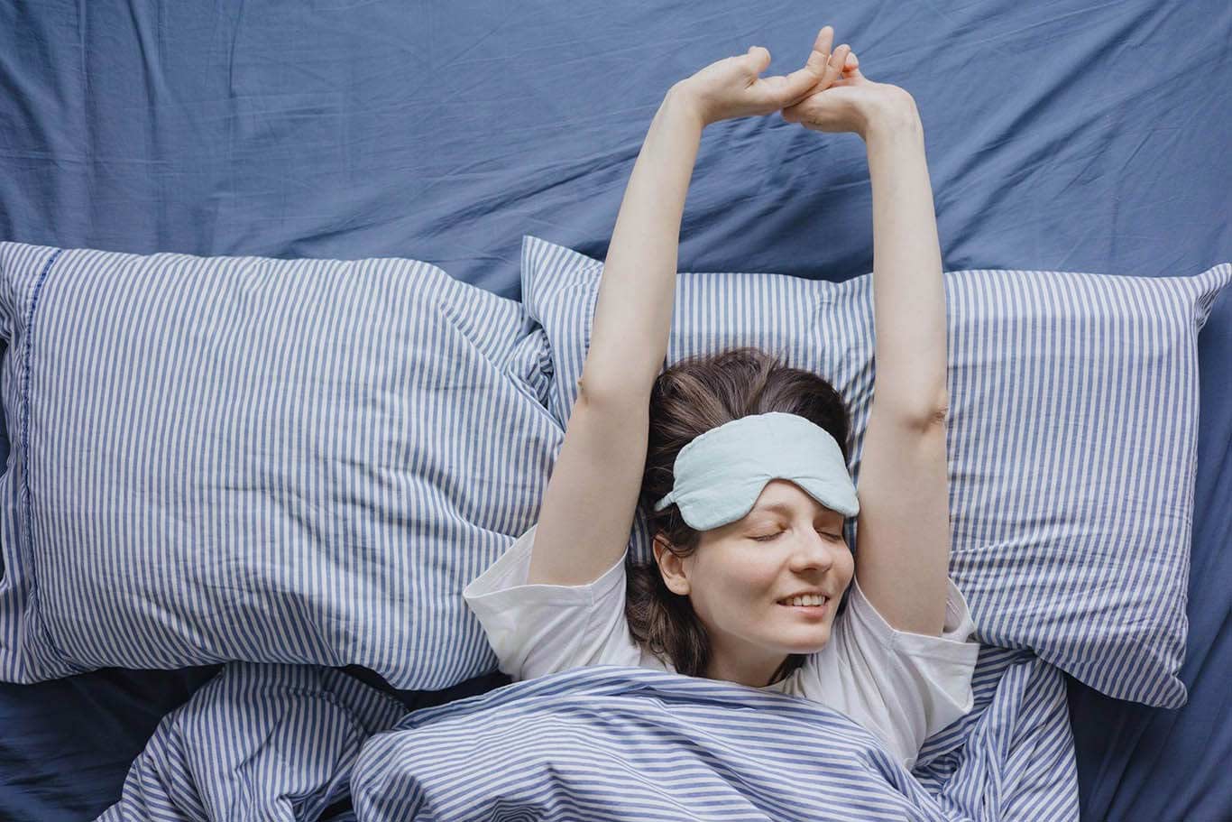 Mujer despertando de su sueño.