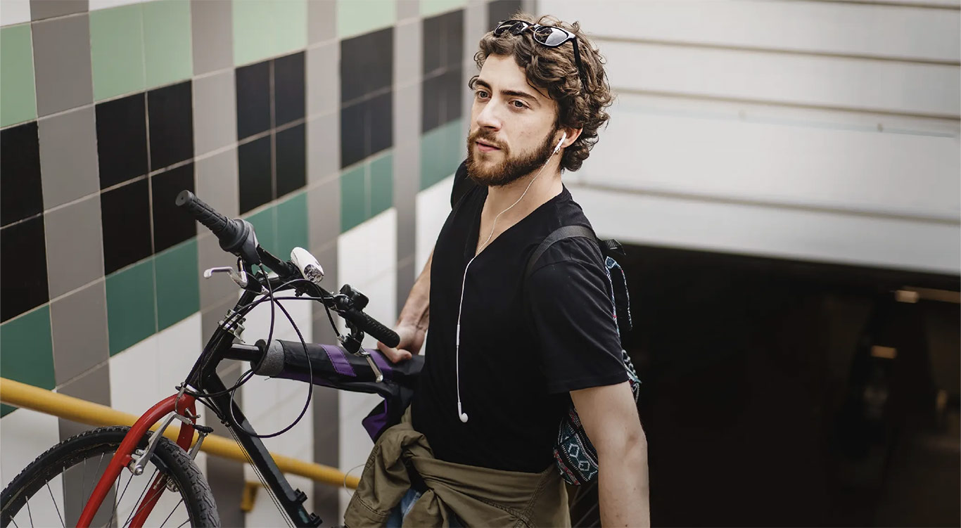 Persona con bicicleta, vida sustentable