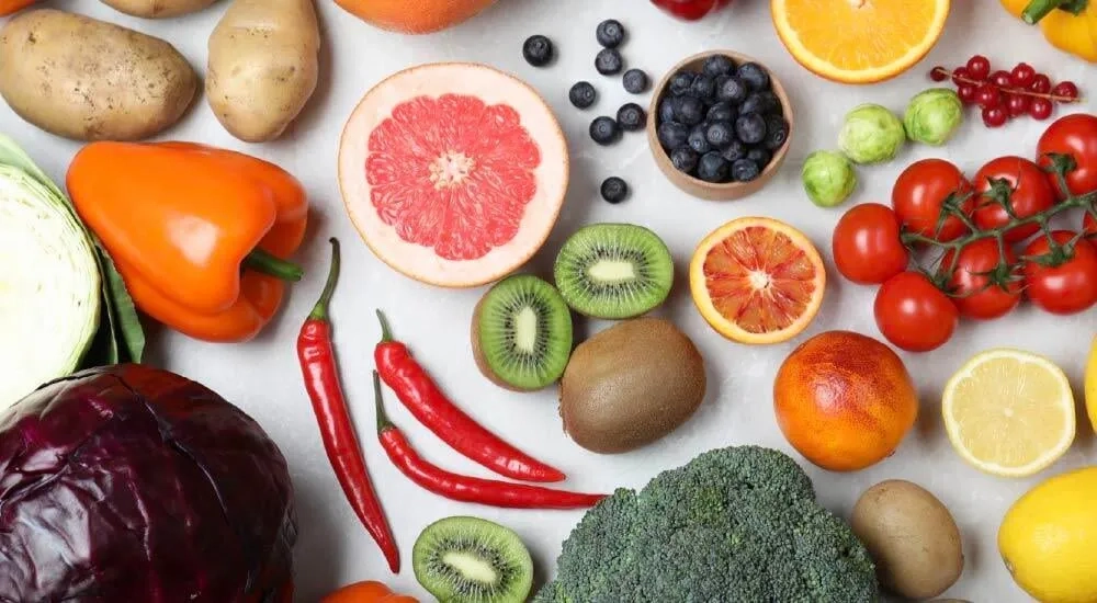 Variedad de frutas y verduras en una mesa.