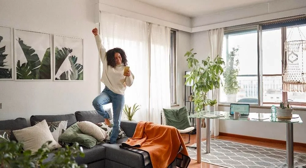 Mujer disfrutando de su tiempo en casa.
