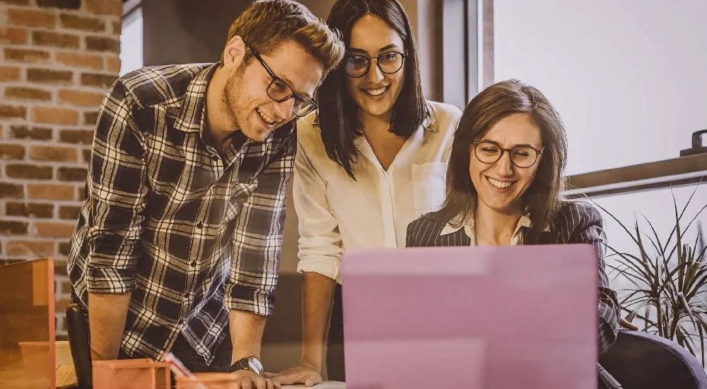 Personas en la computadora