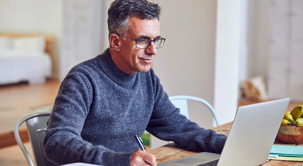 Hombre en computadora, trabajo desde casa