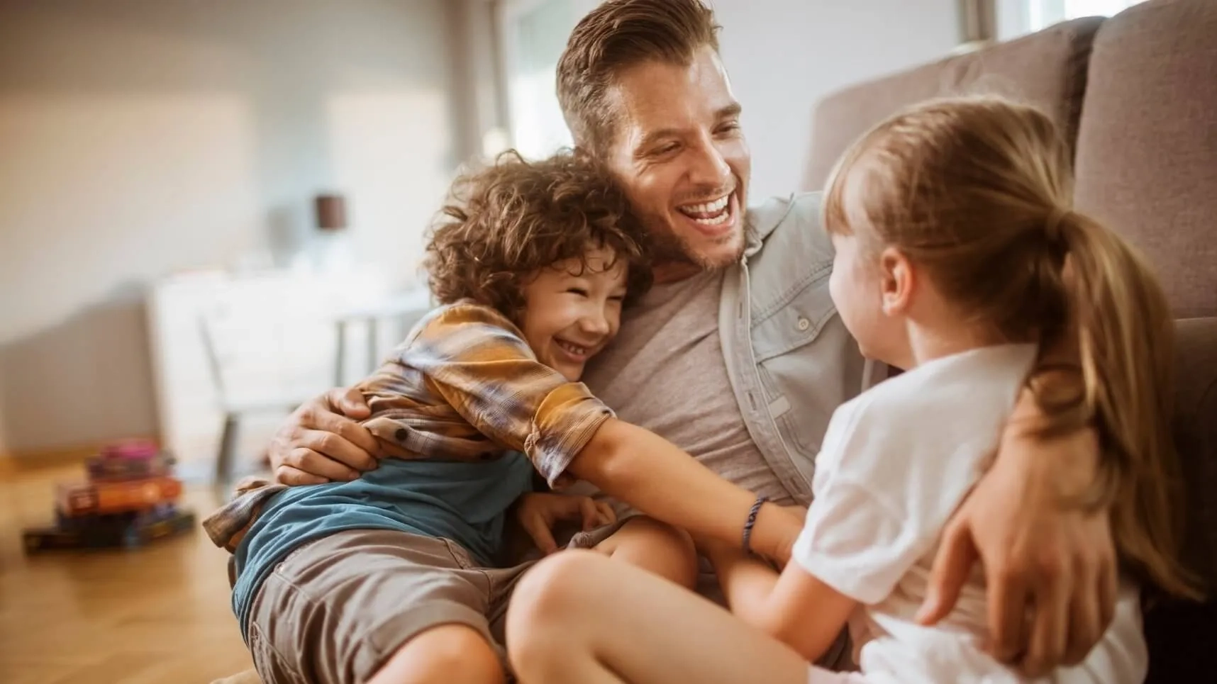 Hombre pasando tiempo con sus hijos.