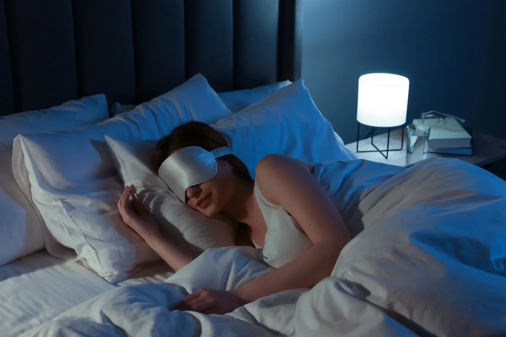 Mujer durmiendo para cubirir sus 8 horas de sueño.
