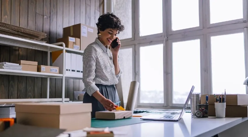 Mujer con celular, Emprendedora