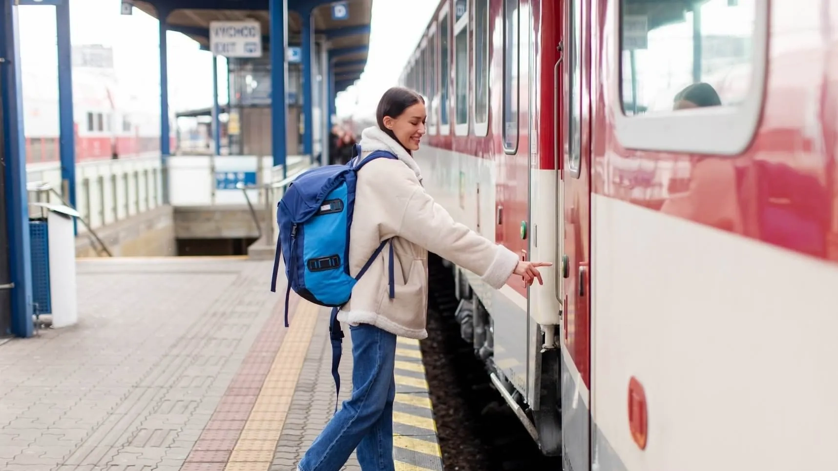 Mujer subiendo al tren para continuar con su viaje.