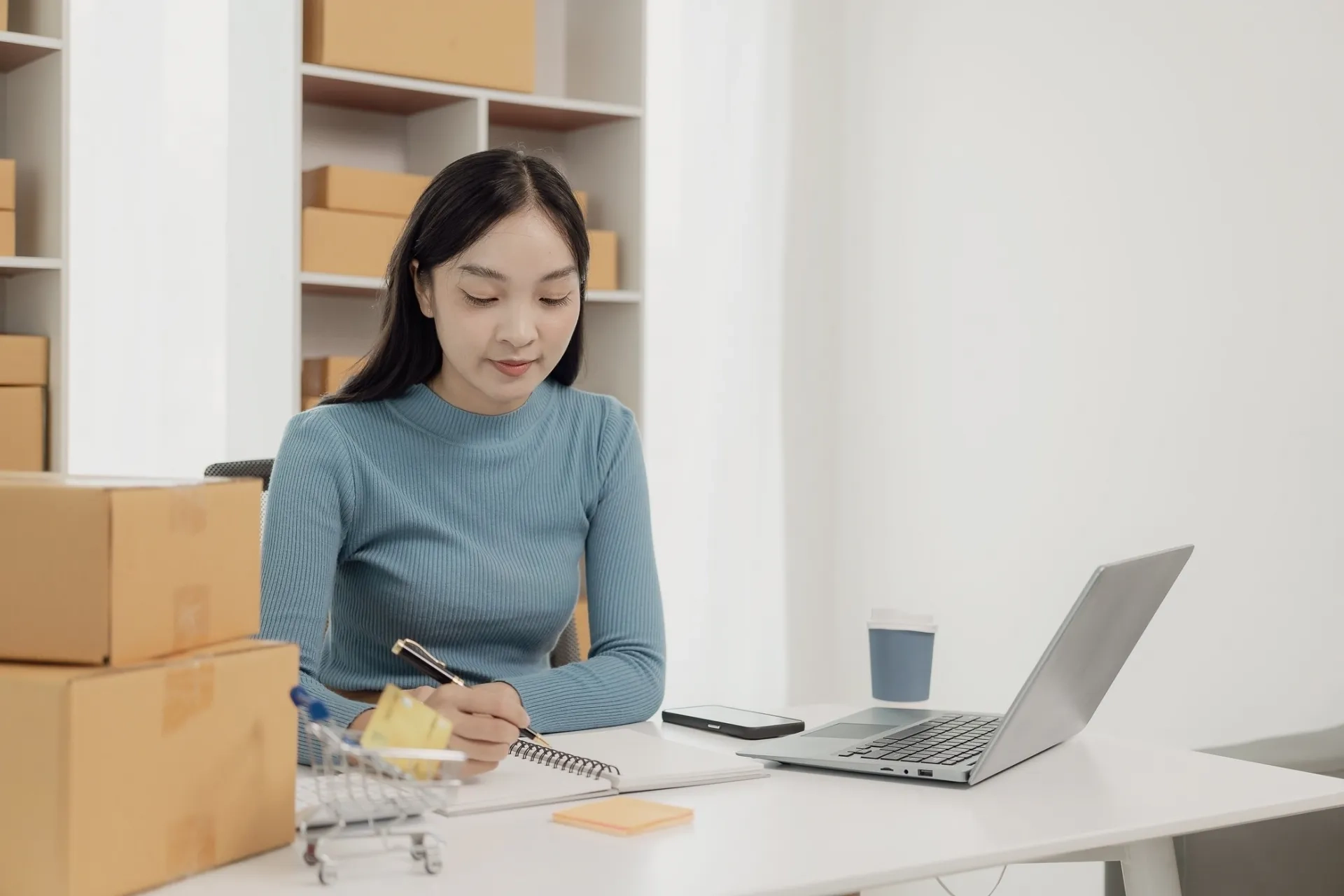 Mujer trabajando desde casa en su computadora.