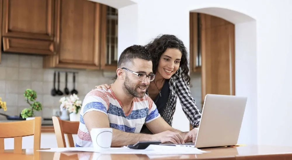 Hombre y Mujer con Laptop, libertad financiera