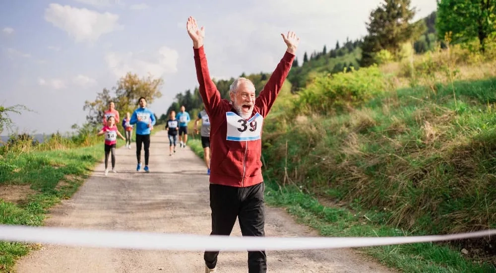 Hombre corredor celebrando, lograr metas