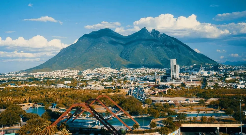 Ciudad de Monterrey, con vista al cerro de la silla.