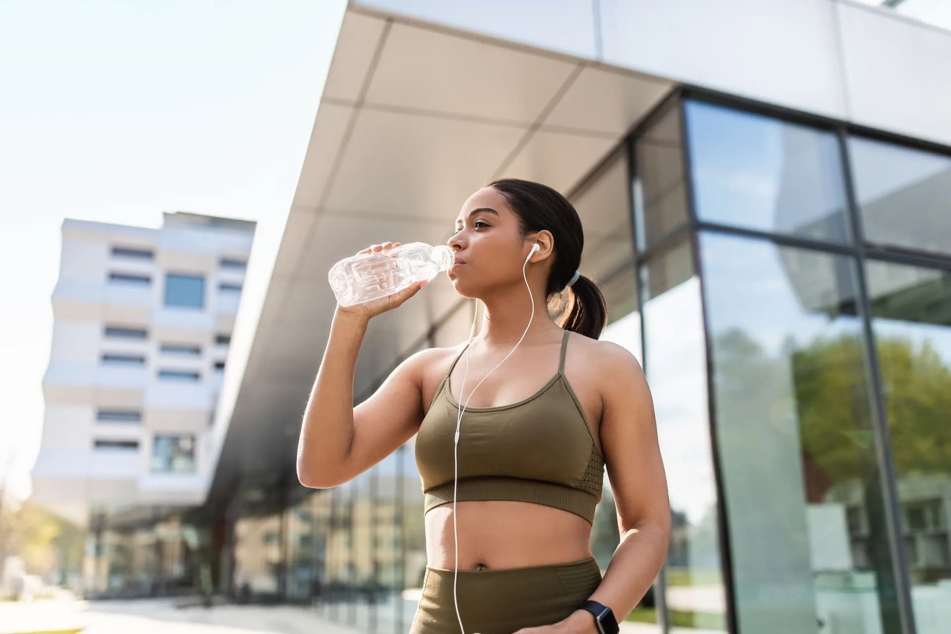  Mujer se hidrata para protegerse del calor