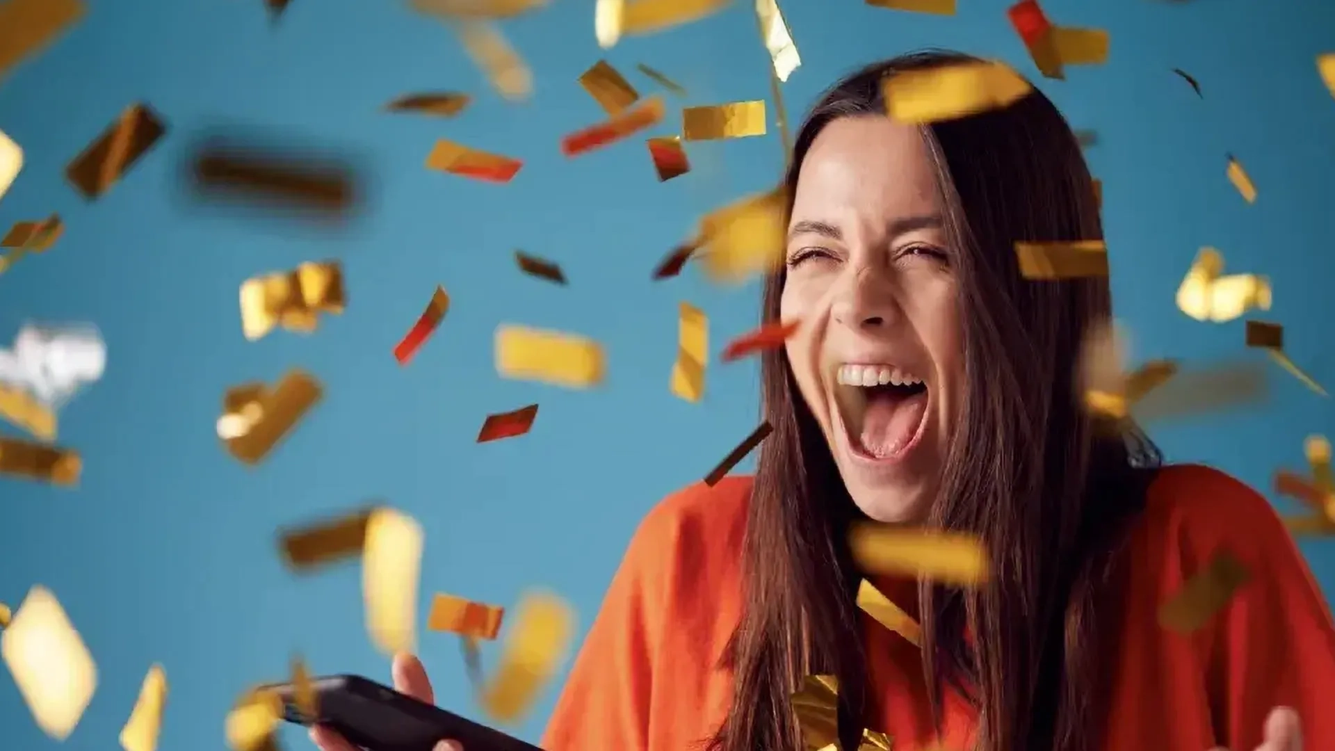 Mujer celebrando, gana con Sorteos Efectivo Plus