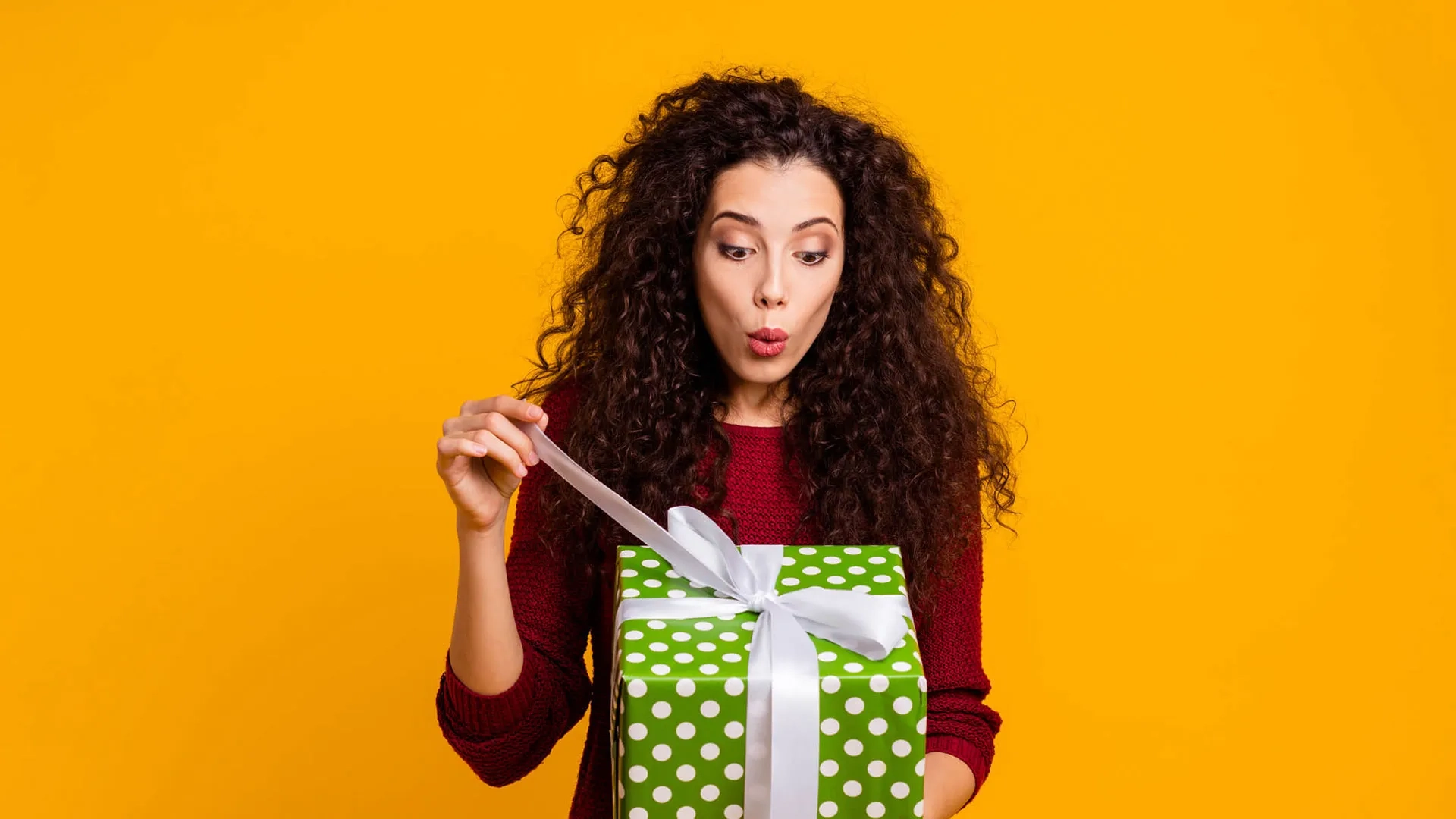 Mujer con regalo, premios SorteosTec