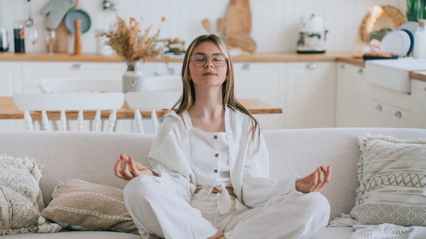 Mujer realizando postura de Yoga.