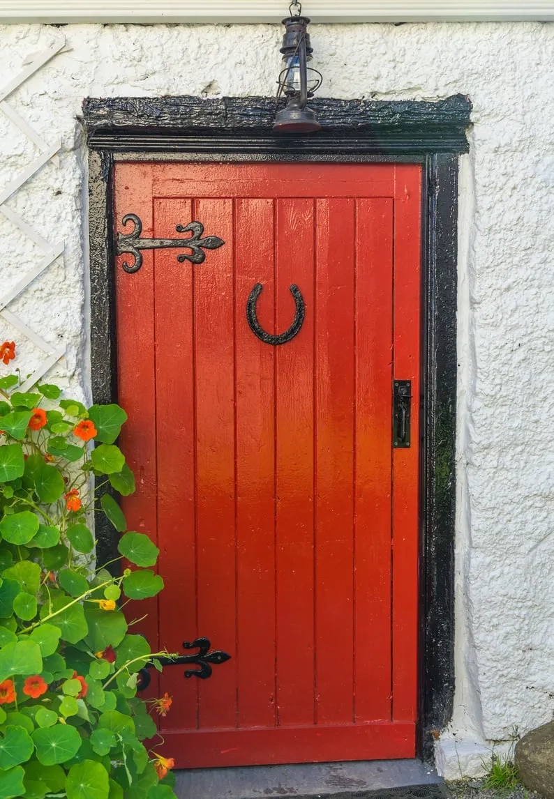 Herradura de caballo en una puerta roja.