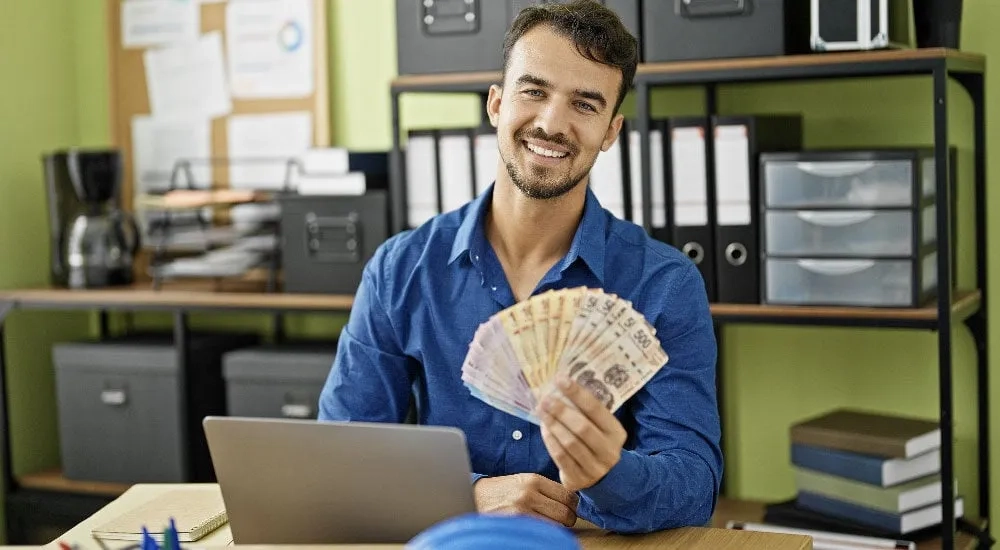 Hombre con dinero en la mano.