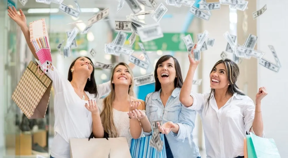 Grupo de amigas disfrutando de un día de compras.