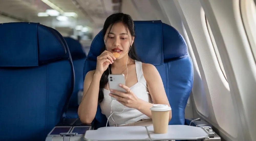 Mujer en asiento de avión.