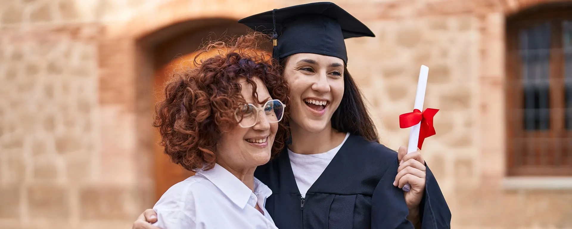 Madre e hija celebrando la graduación de la universidad
