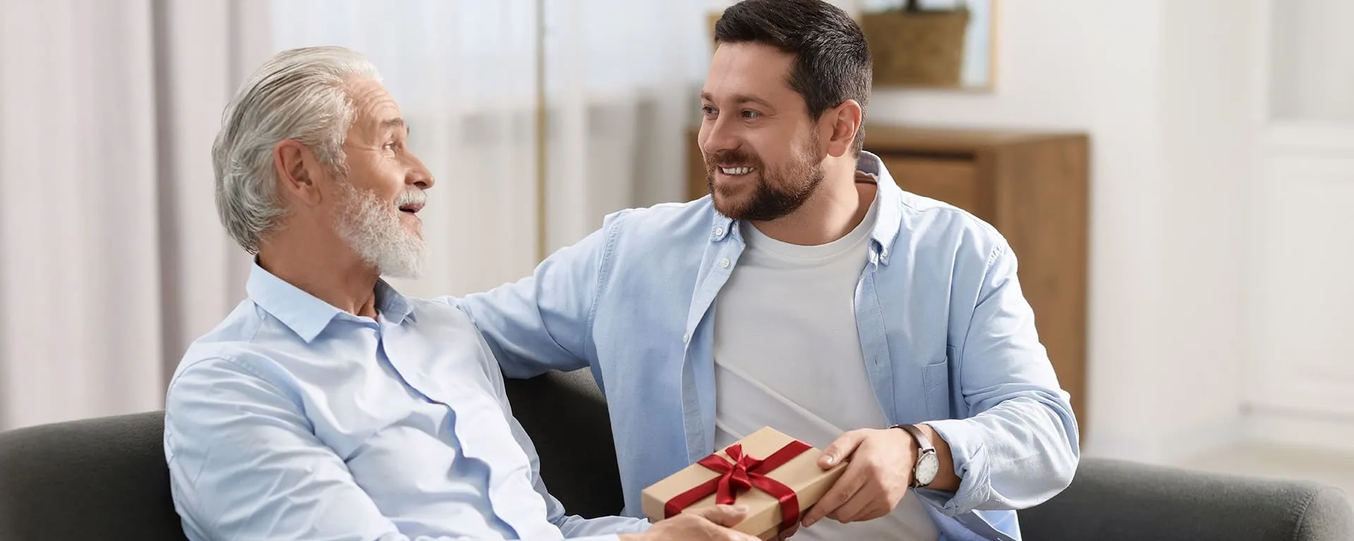 Hijo regalando a su padre
