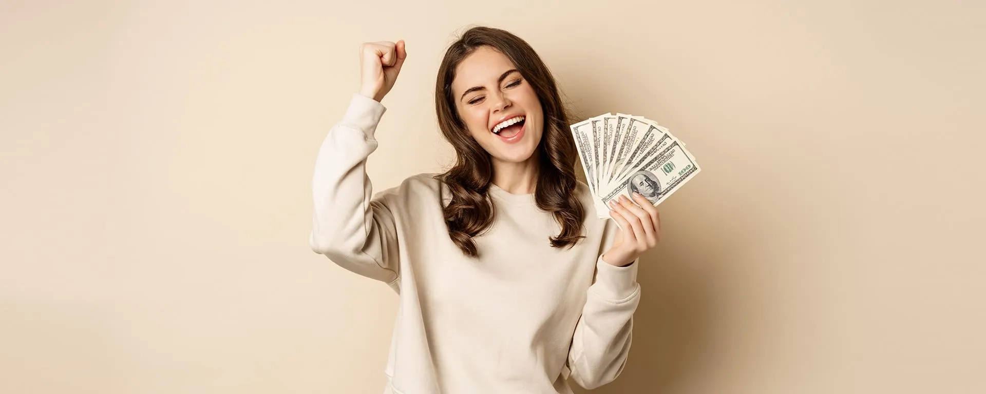 Mujer feliz gana sorteo