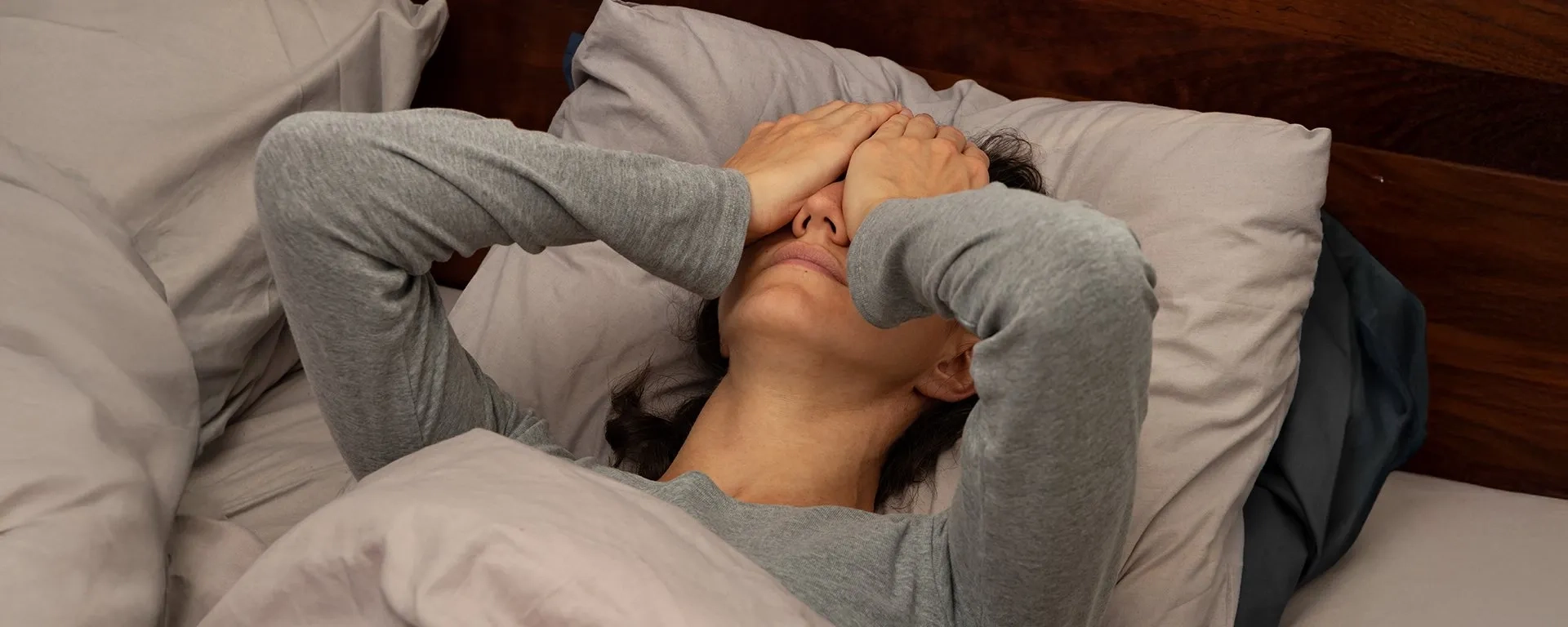 Descubre qué pasa si no duermes bien, cómo afecta tu cerebro y qué hábitos pueden ayudarte a decidir mejor. Cuida tu descanso.