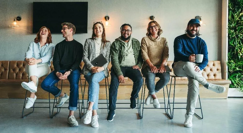 Compañeros de trabajo en reunión.