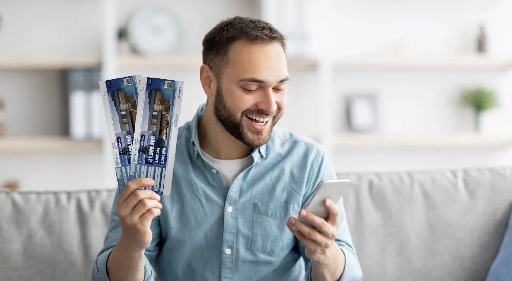 Hombre con boletos del Sorteo Tec.