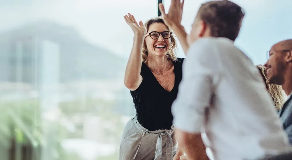 Líder apoyando a su equipo de trabajo.