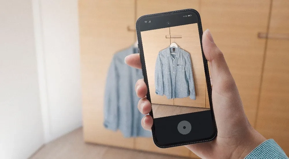 Celular tomando una foto a un camisa.